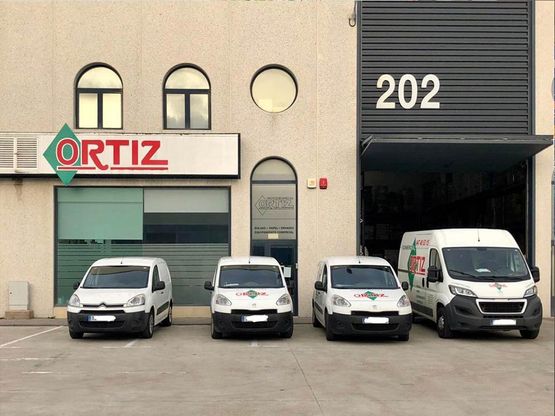 Comercial Ortiz vehículos de la empresa